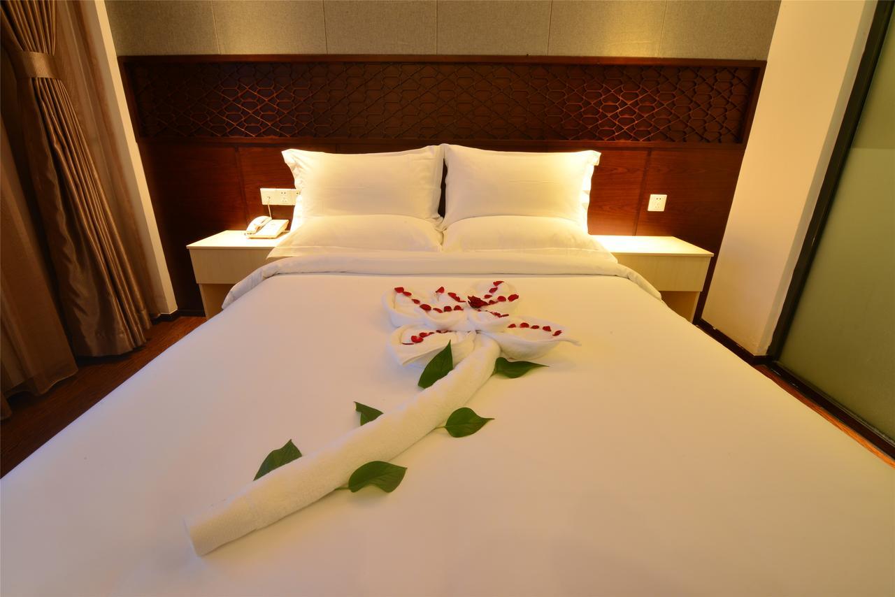 Royal Holiday Hotel Янгон Екстер'єр фото